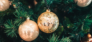 Magie de Noël vécue : Pause contemplative dans des hôtels